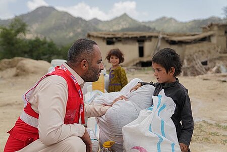 Verteilung von Hilfsgütern nach Erdbeben in Afghanistan