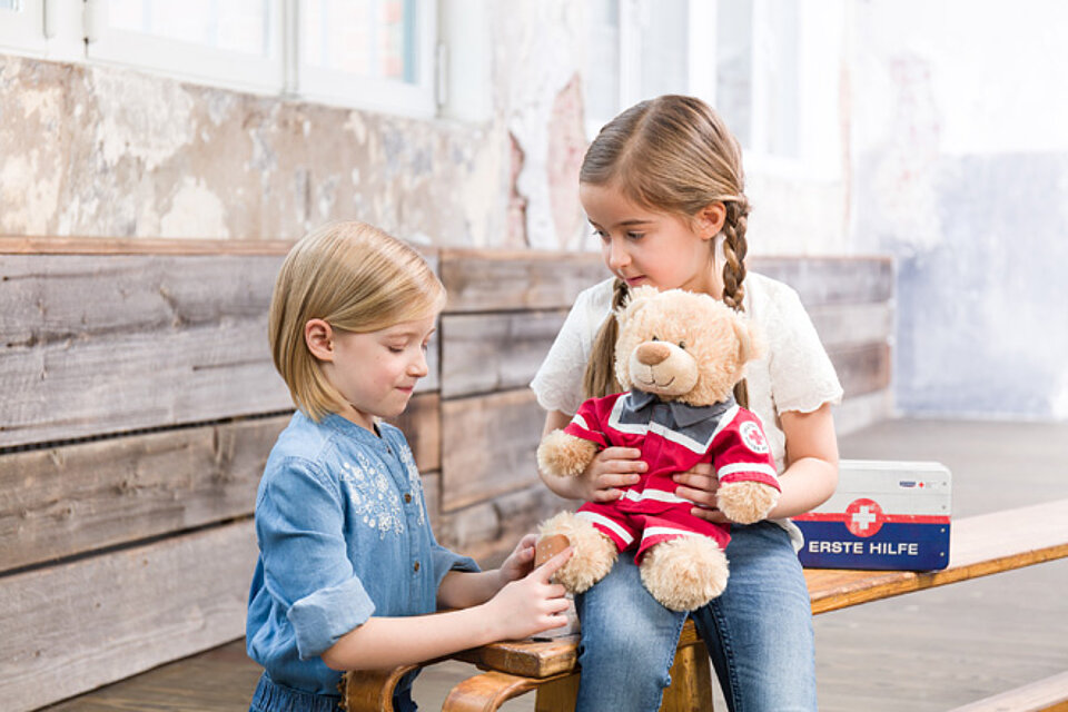 Zwei Mädchen mit Teddy