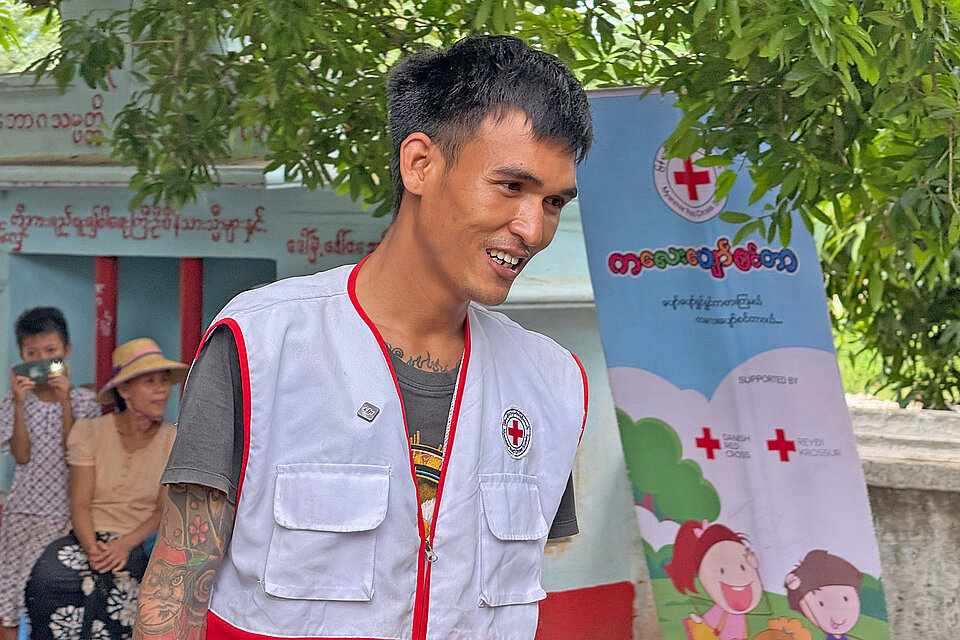 Freiwilliger des Myanmarischen Roten Kreuzes bei Spielangeboten für Kinder 