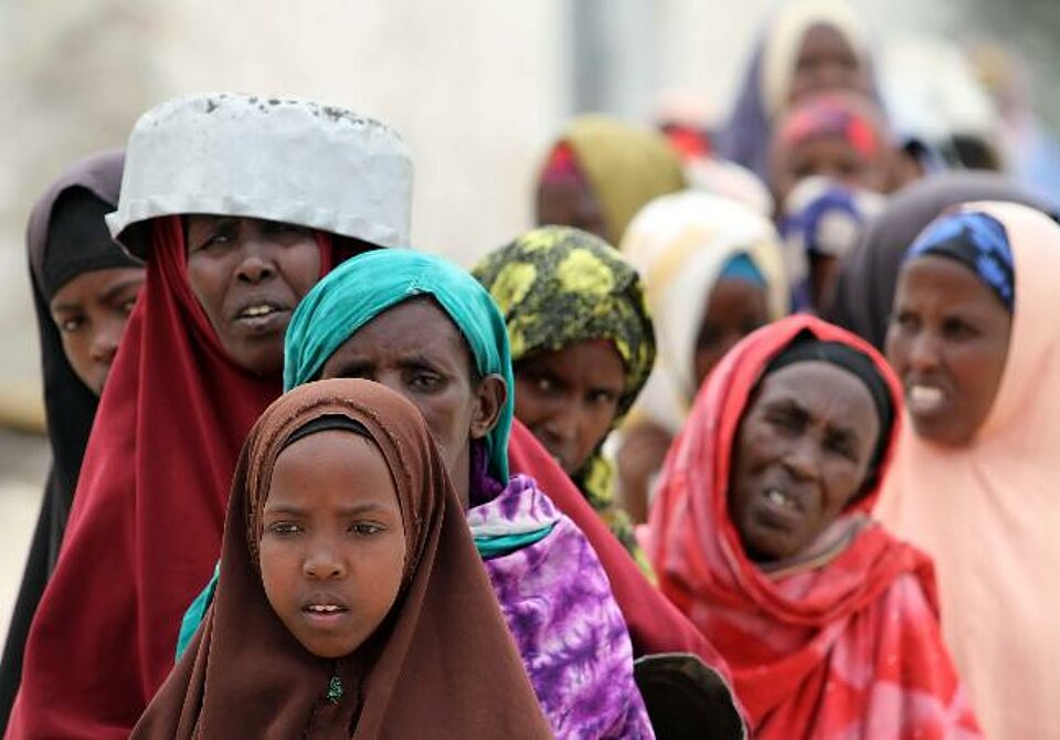 Eine Gruppe somalischer Frauen wartet an einer Wasserverteilungsstelle südlich der somalischen Hauptstadt Mogadischu.