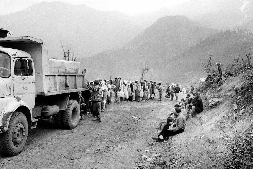 Anstehen nach Trinkwasser an einem Tankwagen