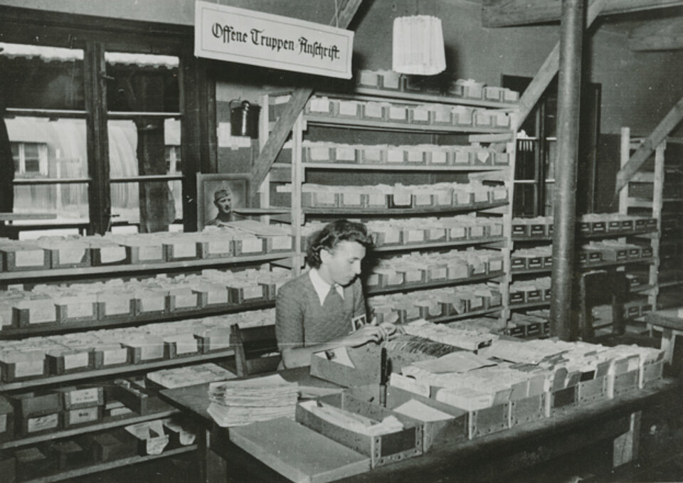 Büro, Deutsches Rotes Kreuz, Kartei, Mitarbeiterin, Nachkriegszeit, Schreibmaschine, Sitz, Suchdienst