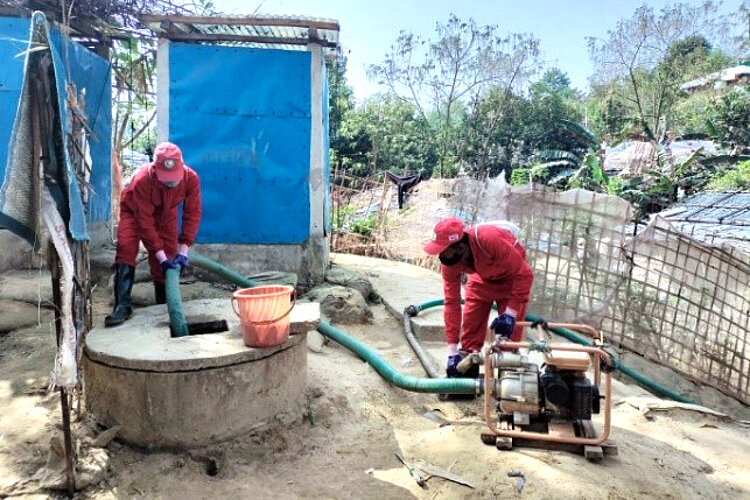 Helfer pumpen Abwasser ab