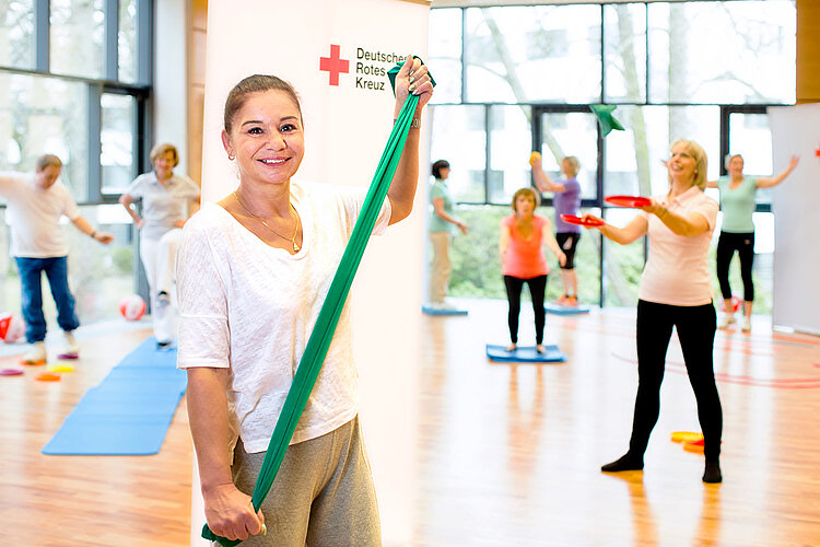 Frauen bei Gymnastik mit Terabändern