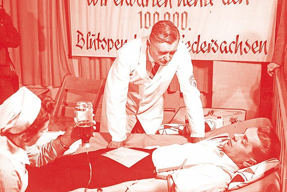 Der Blutspendedienst in Niedersachsen kann bereits 1955 die 100.000. Spende entgegennehmen 