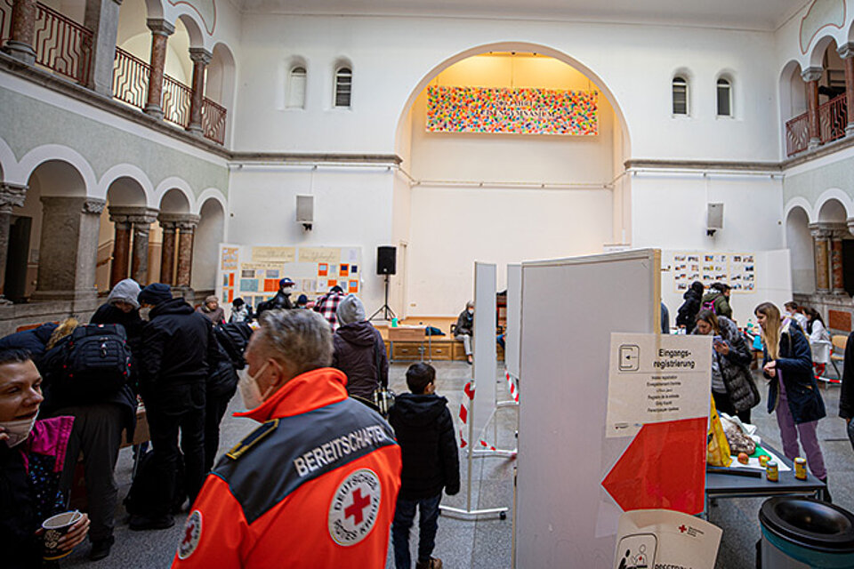 Registrierungsbereich für Flüchtlinge in Notunterkunft (Schule)