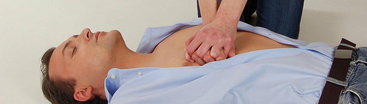 Herzdruckmassage durchführen