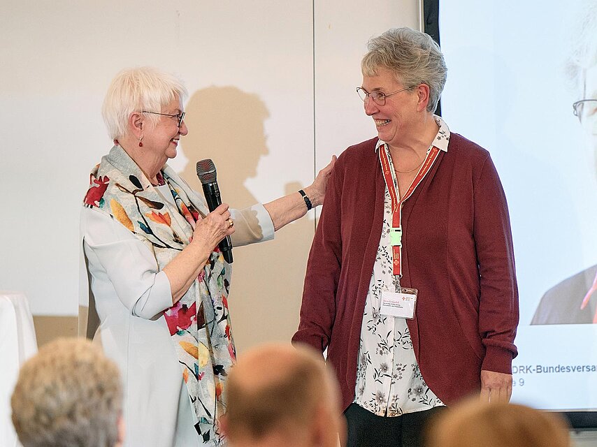 Übergabe Dankesmedaille an Preisträgerin