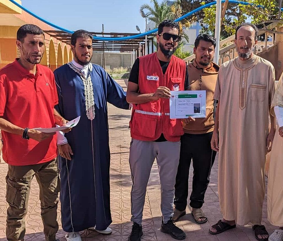 Freiwillige des Libyschen Roten Halbmonds mit ihrer Urkunde