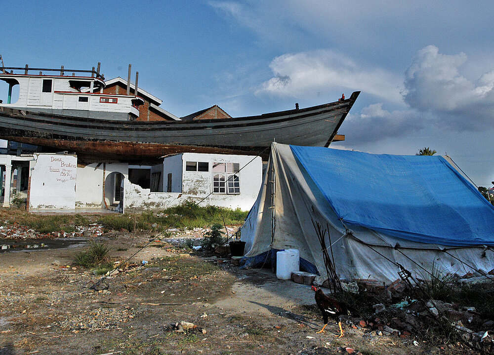 Boot auf dem Dach eines Hauses, Zerstörung