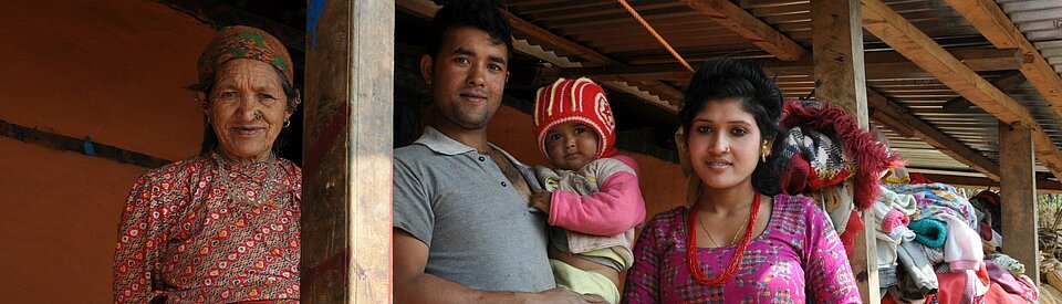 Nepalesische Familie vor dem eigenen Haus