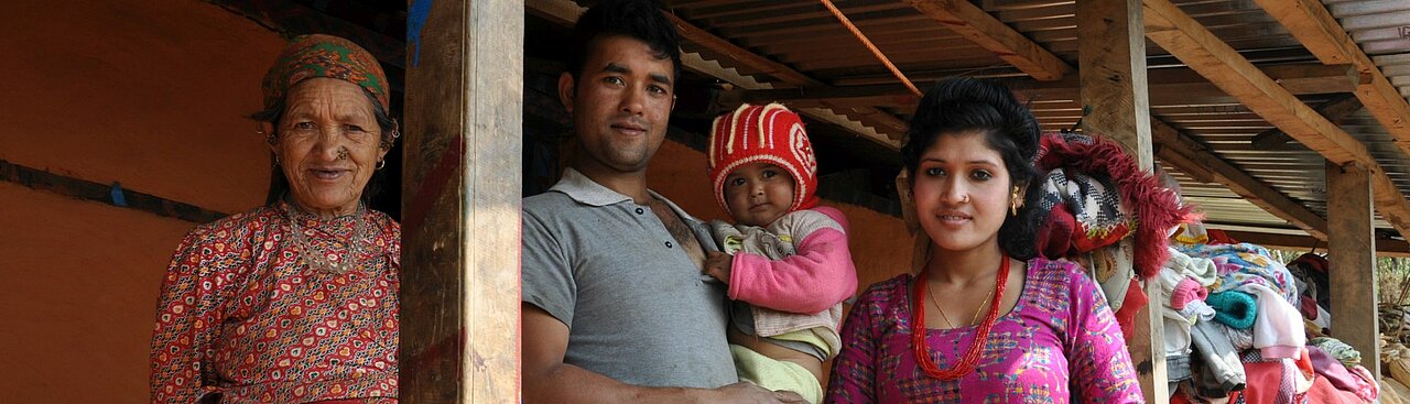Nepalesische Familie vor dem eigenen Haus