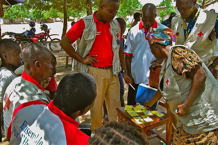 Gruppe von Männern und Frauen im Workshop zu Gemeindehilfe im Togo