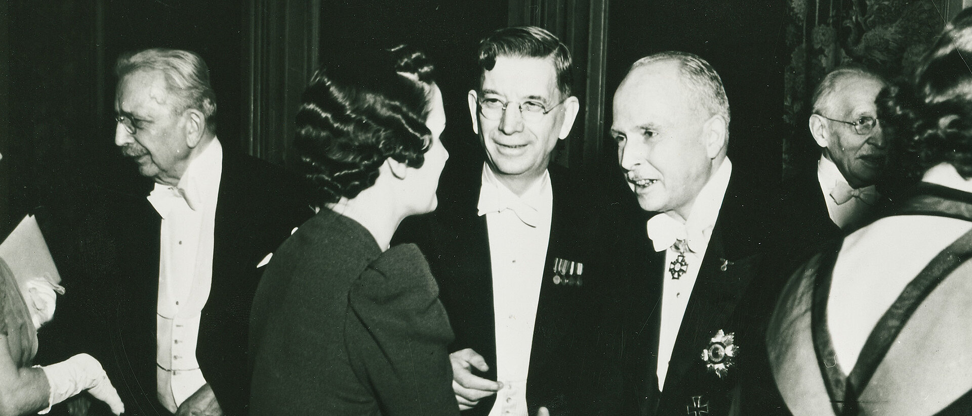 Schwarz-weiß-Bild: Herr begrüßt Dame