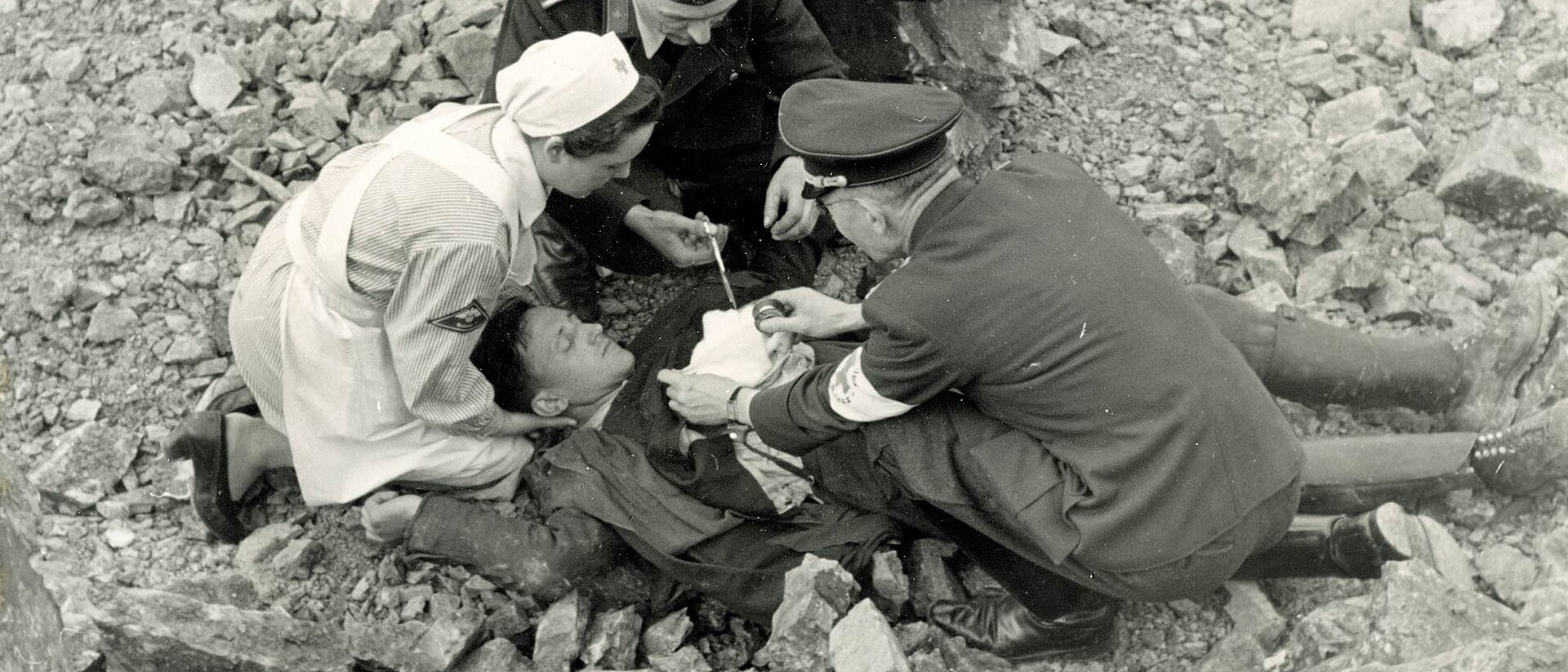 DRK-Helfer verarzten liegenden Mann