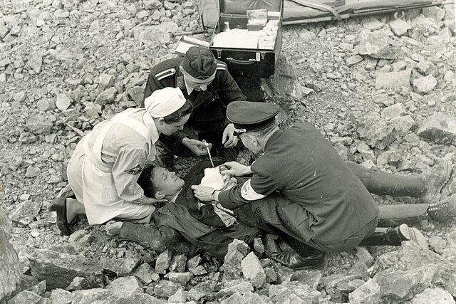 DRK-Helfer verarzten liegenden Mann