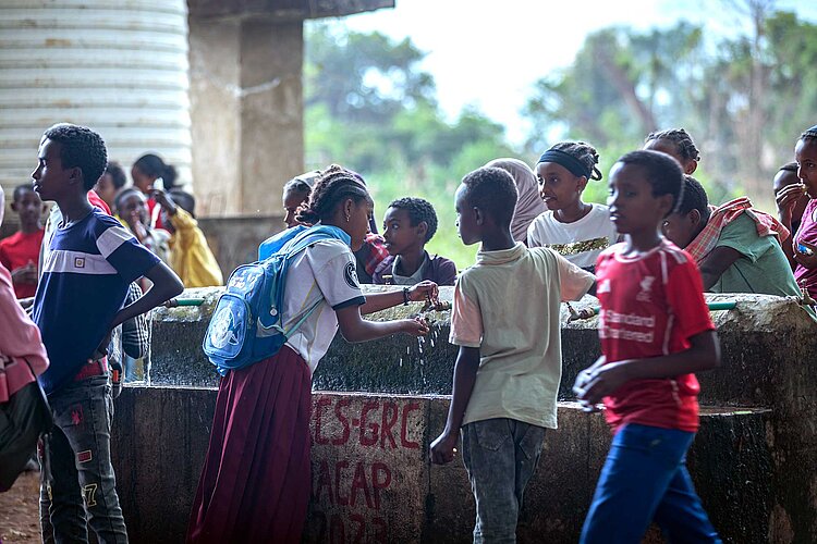 Kinder waschen sich die Hände