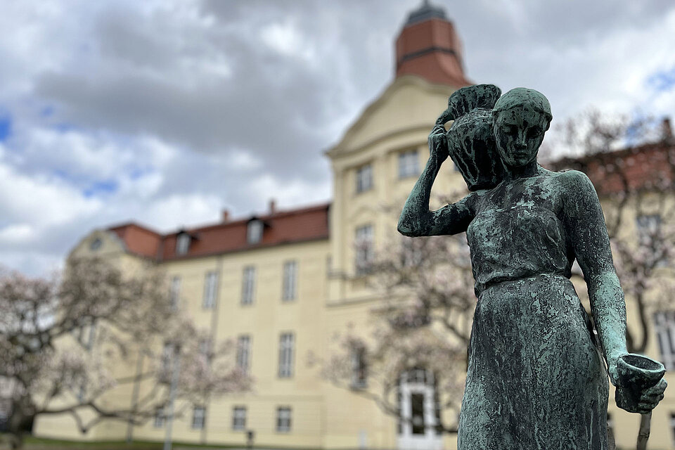 Skulptur "die Wasserträgerin" vor DRK-Gebäude