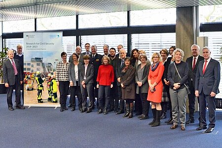 Gruppenaufnahme mit Banner "Research for Civil Security"