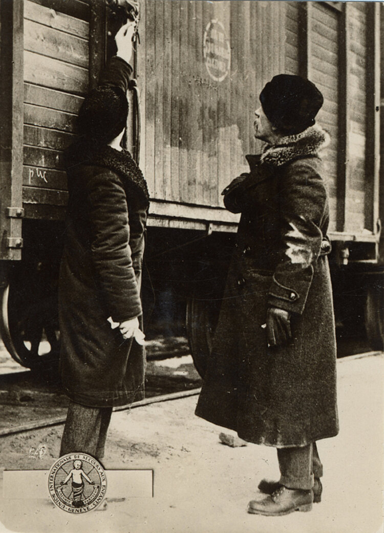 Fridtjof Nansen (rechts) bei Ankunft einer Hilfslieferung in Saratow an der Wolga (IKRK)