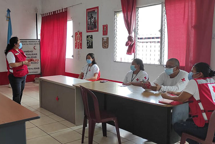 Mitarbeitende vom Guatemaltekischen Roten Kreuzes bei Sitzung zu Hilfemaßnahmen