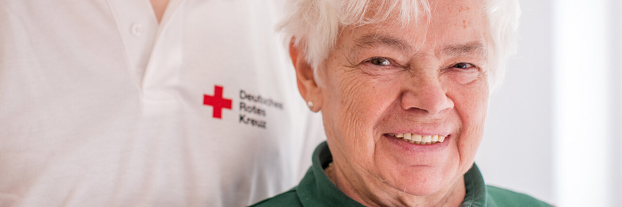 Seniorin erhält beim Hilfsmittelverleih einen Rollstuhl