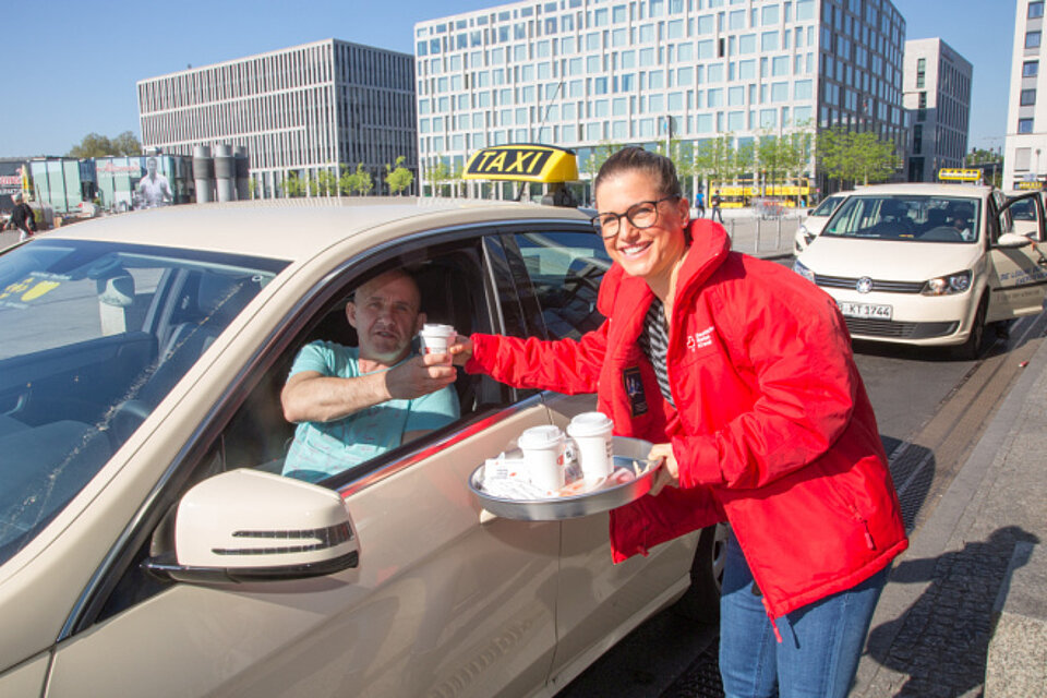 Jeanette Biedermann schenkt Kaffee an Taxifahrer aus.