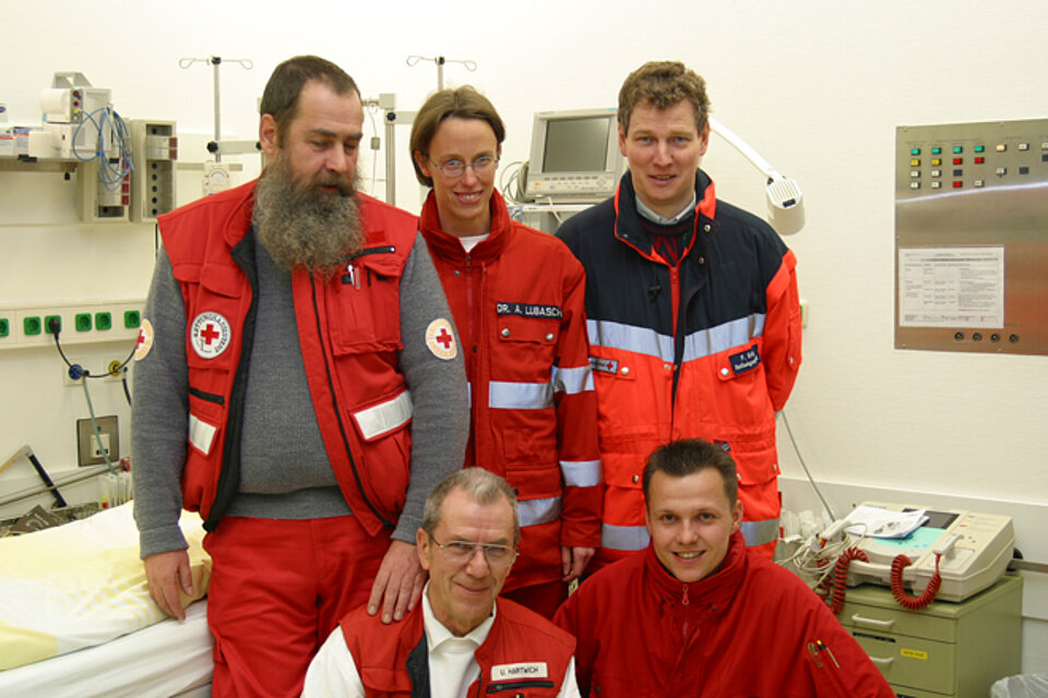 DRK Mitarbeiter aus der Notrettung von Rettungsassistenten bis zur Notärztin