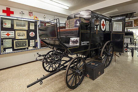 Kutschen waren die ersten Einsatzfahrzeuge. Hier ein Wagen der Sanitätskolonne Schnaittach im Rotkreuz-Museum Nürnberg
