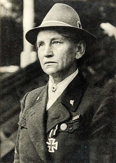 Porträt einer DRKlerin in Uniform und Hut