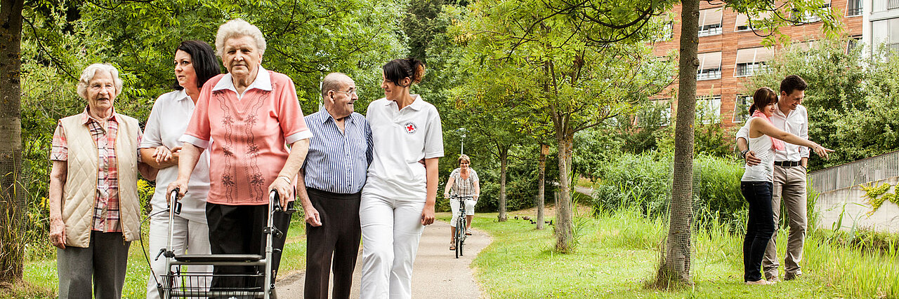 Senioren auf einem Spaziergang beim betreuten Reisen 