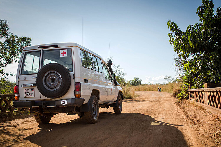 Rotkreuz-Jeep auf Sandstraße im Südsudan