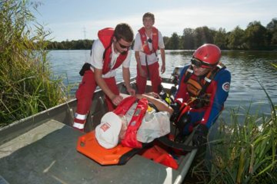 Die DRK-Wasserwacht hat 1.200 Wachstationen und rettet jährlich 200 Menschen vor dem Ertrinken. Foto: Armin Weigel, BRK