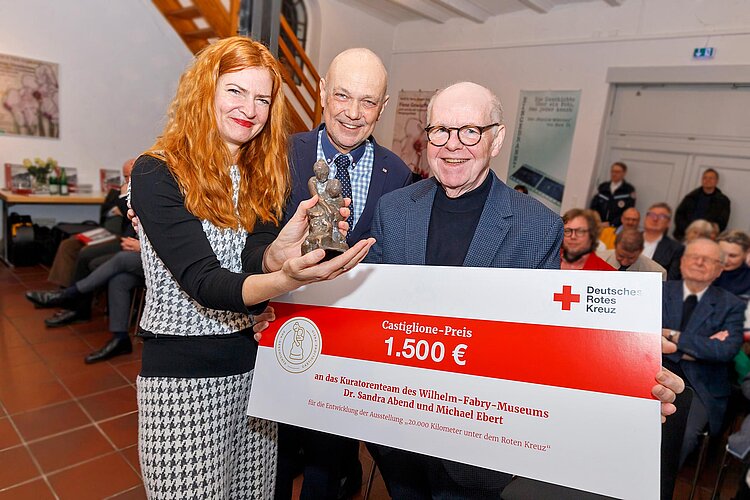 Preisträger mit Volkmar Schön, Skultpur und Riesenscheck
