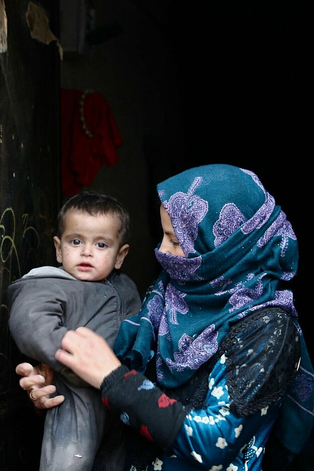 Frau mit Kind in Syrien