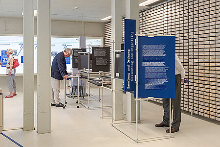Besucher bei der Ausstellungseröffnung im Arolsen Archiv