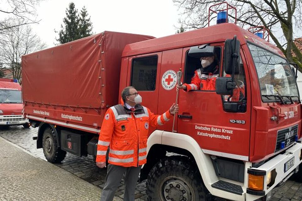 Fackelübergabe am GS mit Gerätewagen Katastrophenschutz