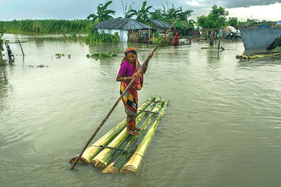 Frau auf Floß in Bangladesch