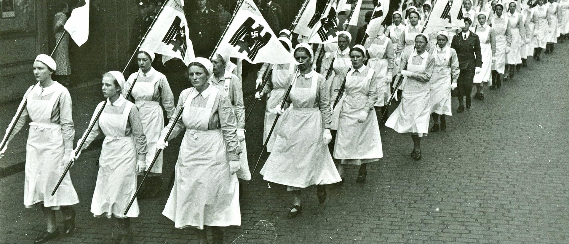 Aufmarsch weiblicher Mitglieder der DRK-Bereitschaften
