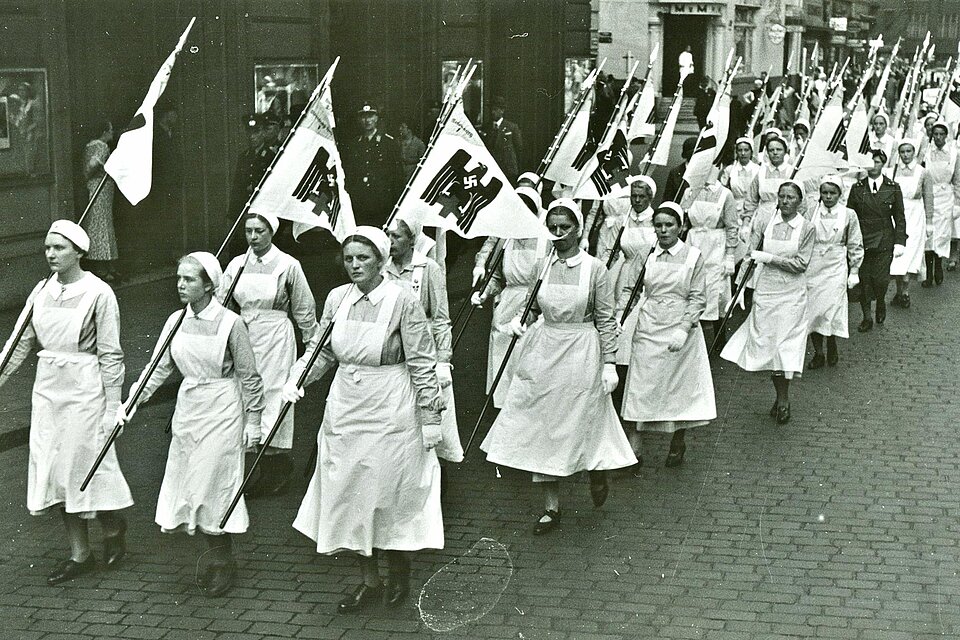 Aufmarsch weiblicher Mitglieder der DRK-Bereitschaften