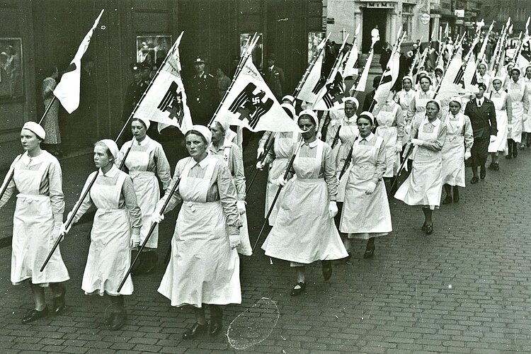 Aufmarsch weiblicher Mitglieder der DRK-Bereitschaften
