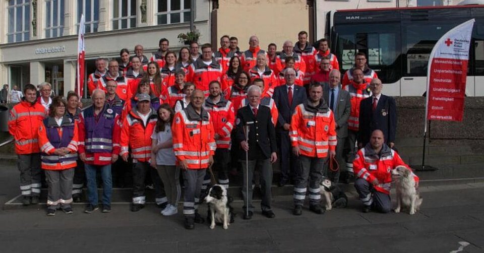 Ehrenamtliche des KV Trier mit der DRK-Fackel