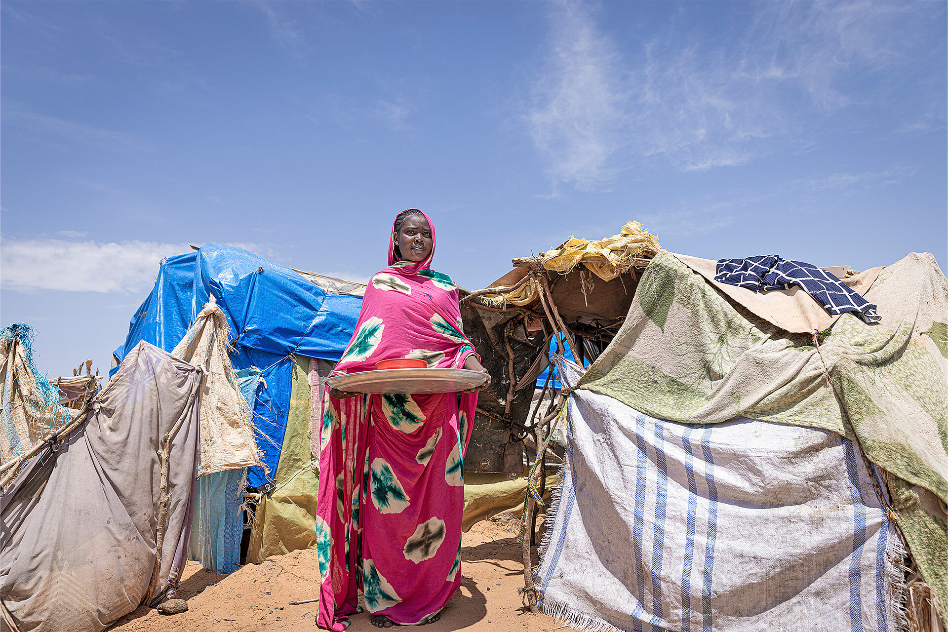 Geflüchtete Frau aus dem Sudan in einem Zeltlager