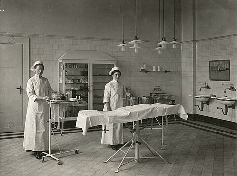Operationssaal eines Lazaretts, das während des Ersten Weltkriegs in einer Volksschule eingerichtet worden ist (DRK)