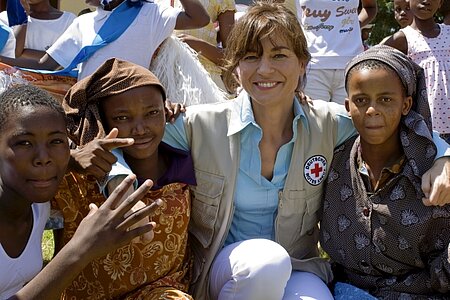 Foto: DRK-Botschafterin Maybrit Illner hilft südafrikanischen Frauen in Lesotho