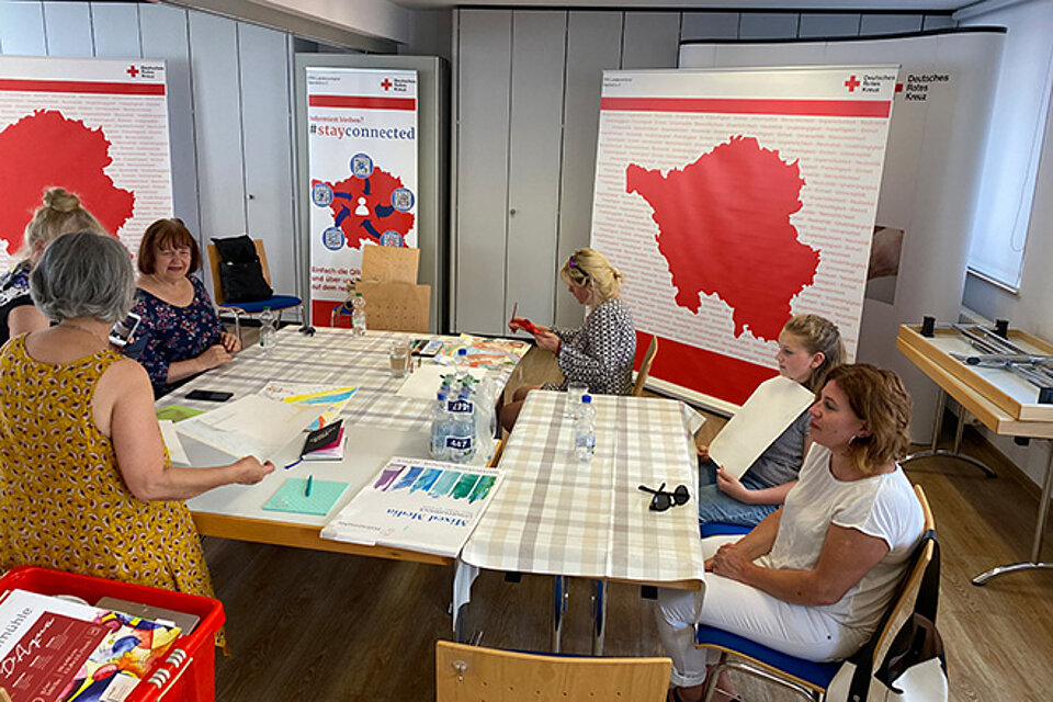 Frauen an einem Tisch mit Kunstmaterialien