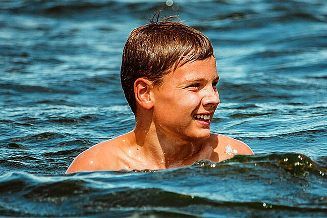 Wasserwacht: Junge lachend im See