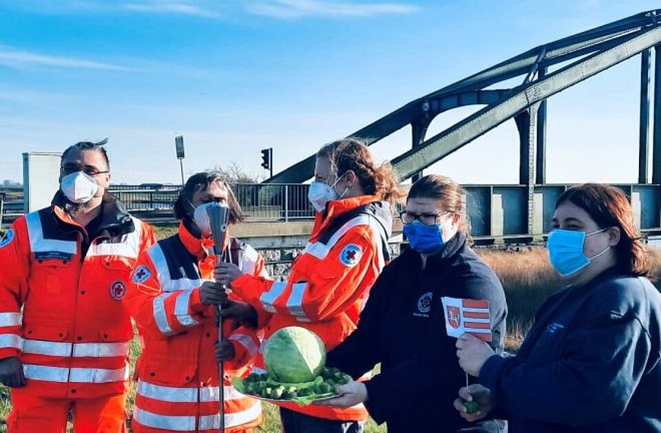 Ehrenamtliche des DRK KV Albersdorf mit der DRK-Fackel