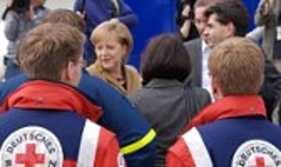 Foto: Kanzlerin Merkel informiert sich in Frankfurt/Oder über die Hochwassersituation.
