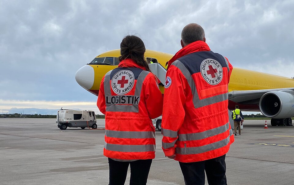 Hilfsflug des DRK nach Libyen vom Flughafen Leipzig/Halle mit zwei DRK-Angestellten im Vordergrund